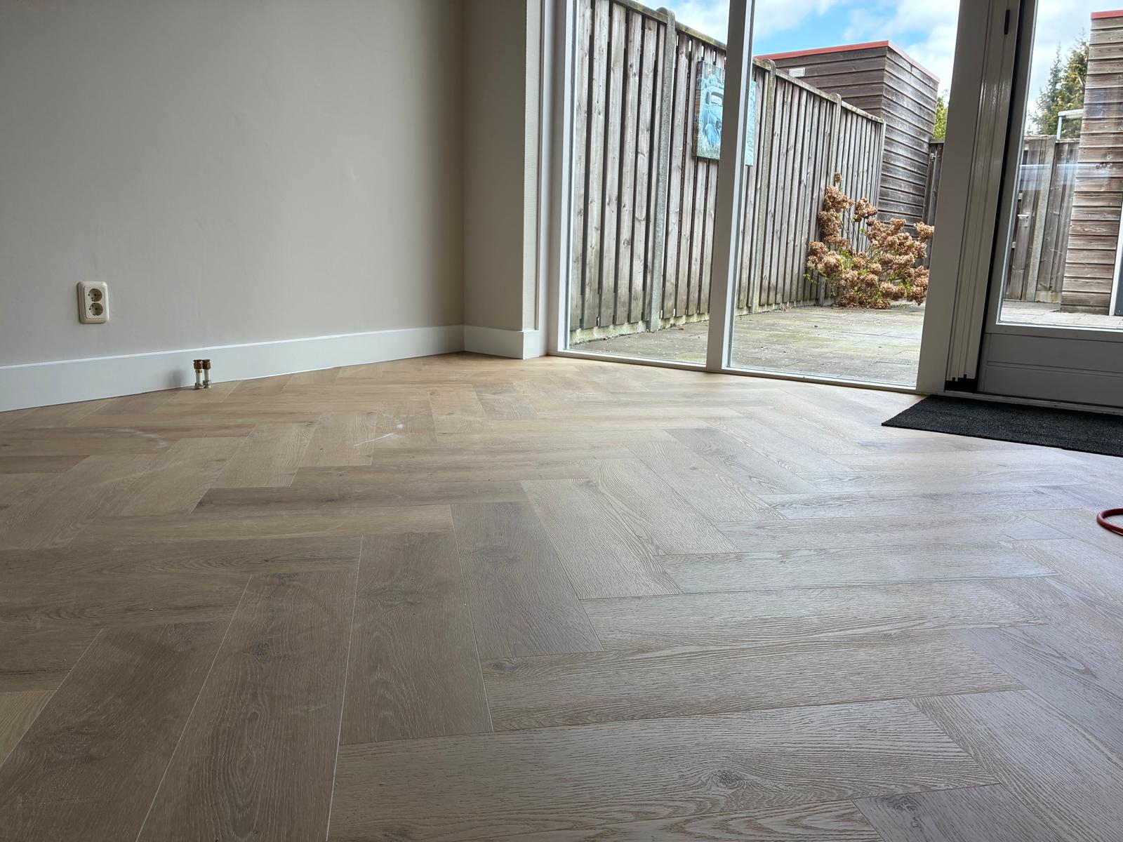 Na: Prachtige visgraatvloer in Almelo