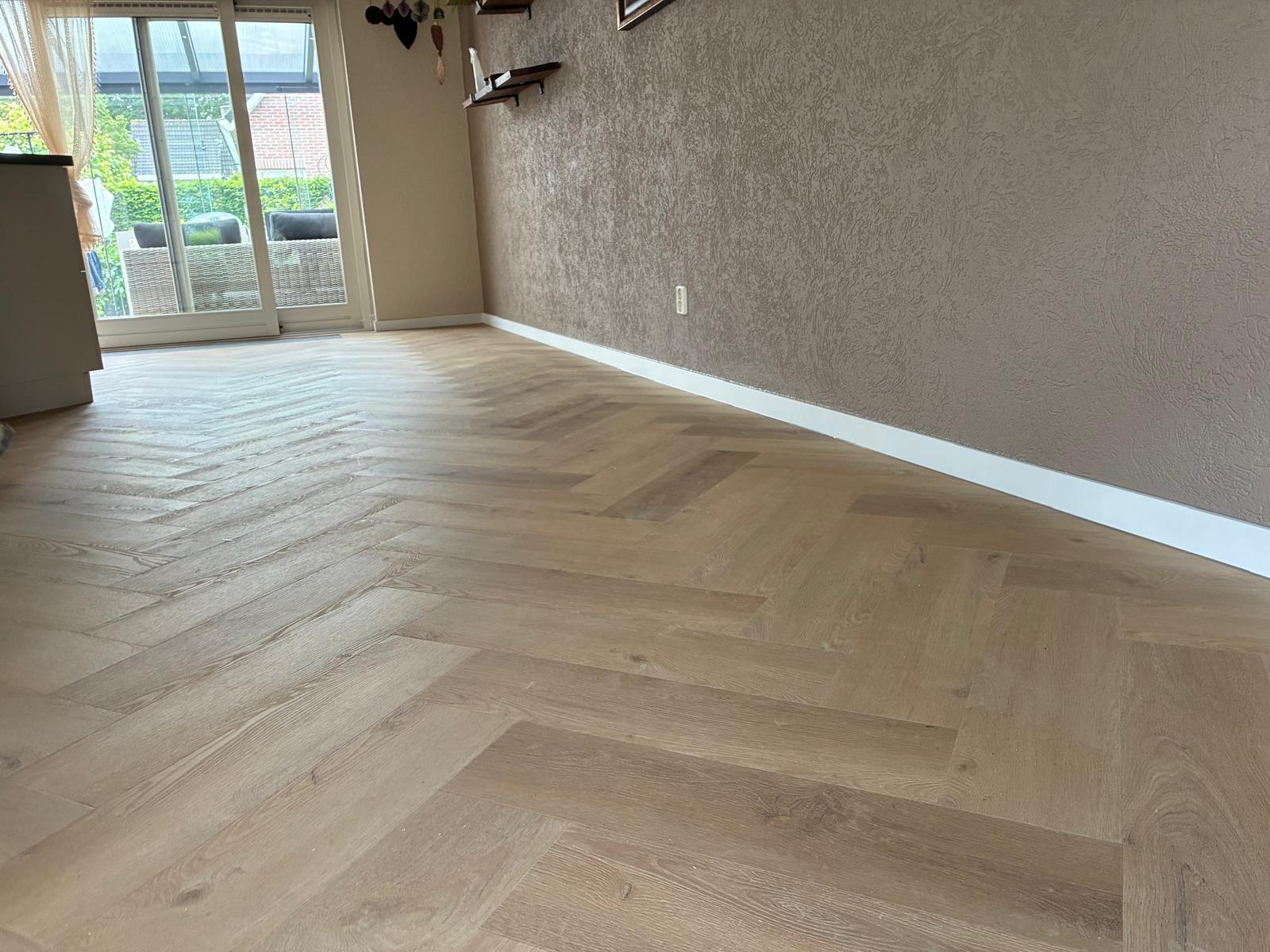 De woonkamer met schuifpui naar de tuin