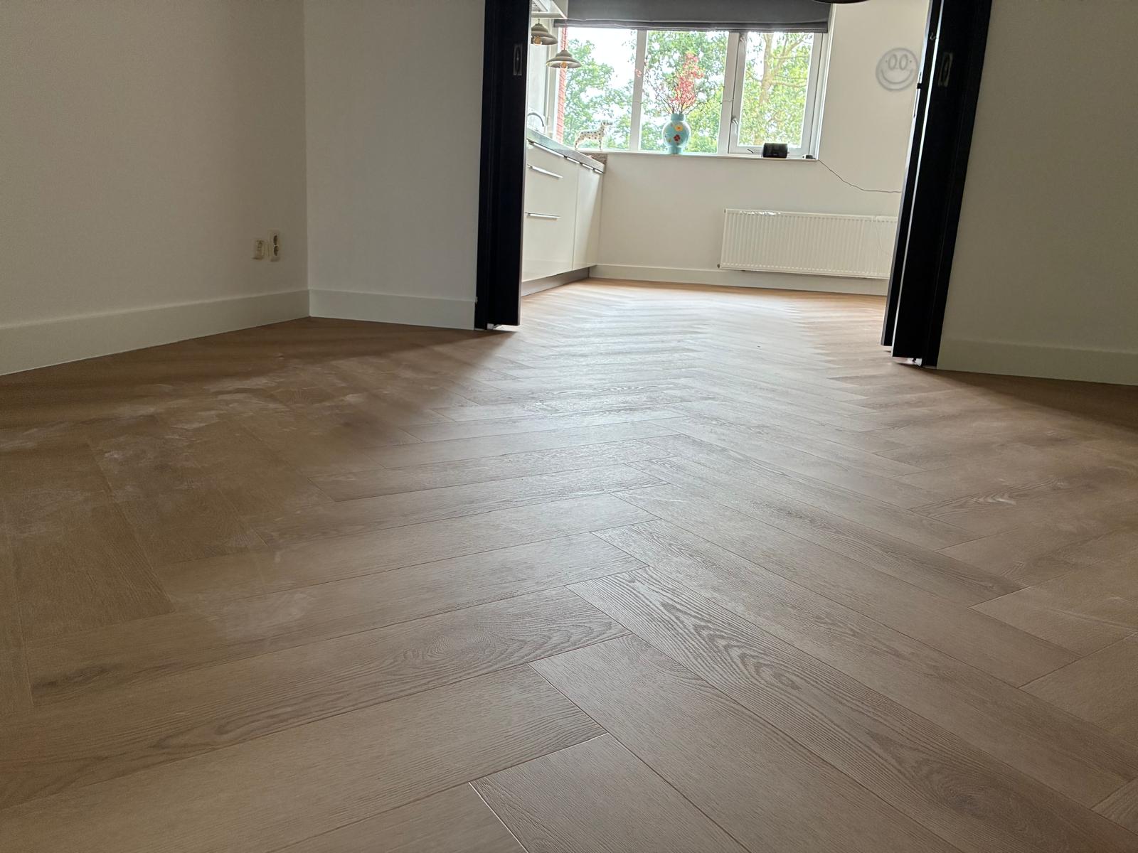 Doorkijk naar de keuken via de zwarte deurkozijnen
