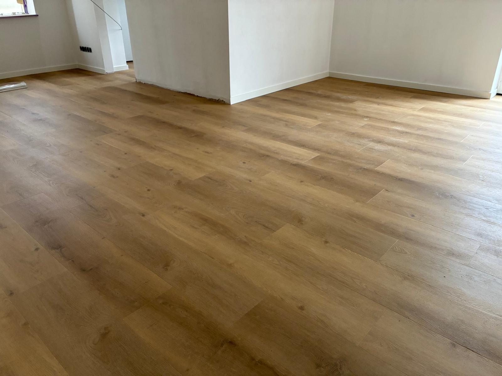 Warme eiken PVC plankvloer in een lichte woonkamer in Nieuwleusen
