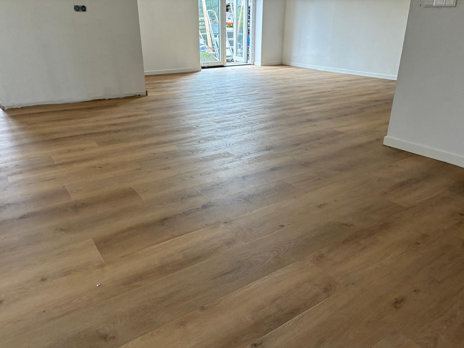 Eiken plankvloer met noesten in een gerenoveerde woning in Raalte
