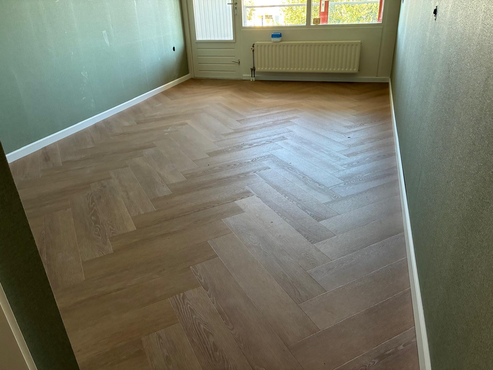 Kamer met groene wanden en balkondeur