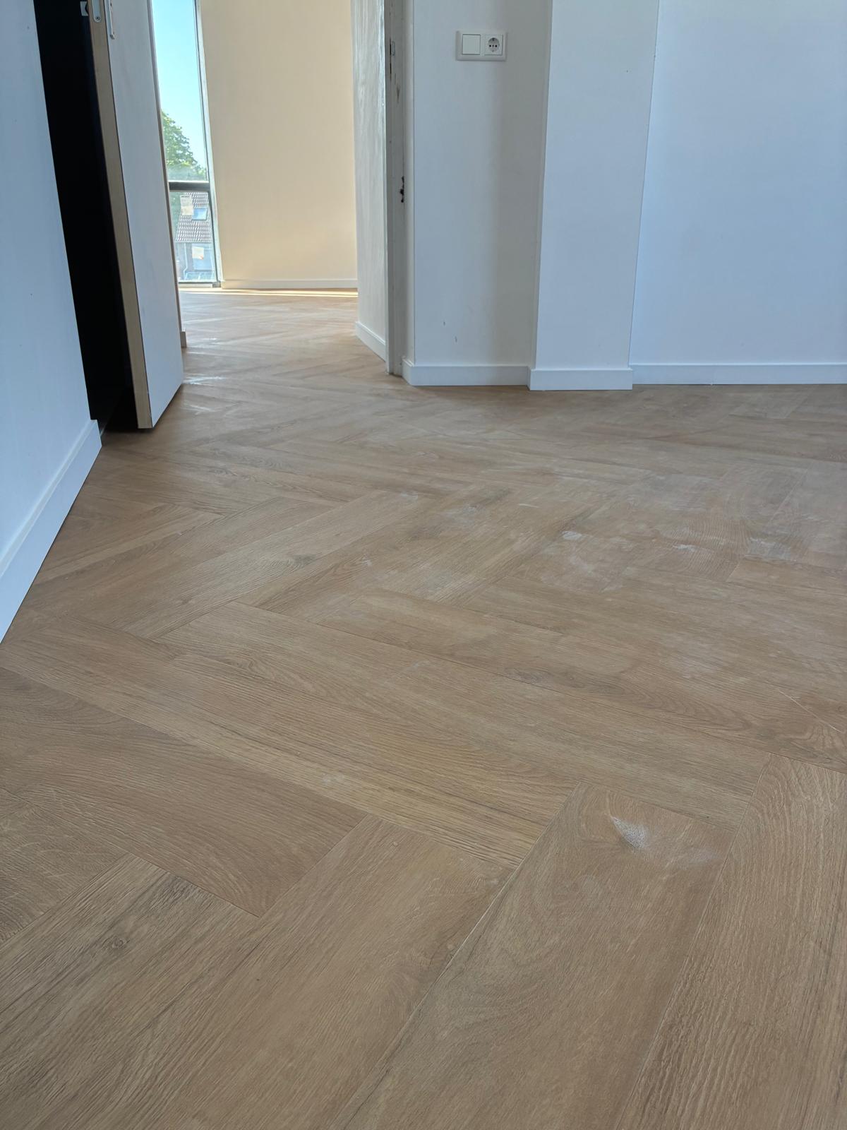 De visgraat loopt vanuit de woonkamer door naar de gang