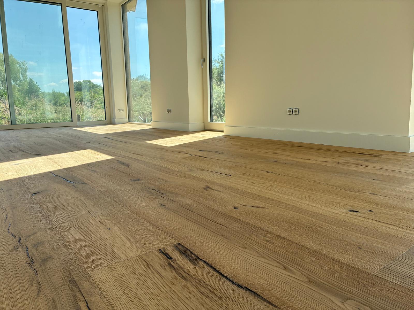Na: Verlijmde rustieke eiken houten vloer gelegd in Ommen